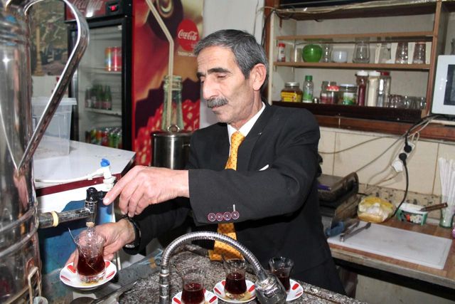 Bayburt'taki bu çayevinde asla siyaset konuşulmuyor konuşanı ise sahibi kovuyor
