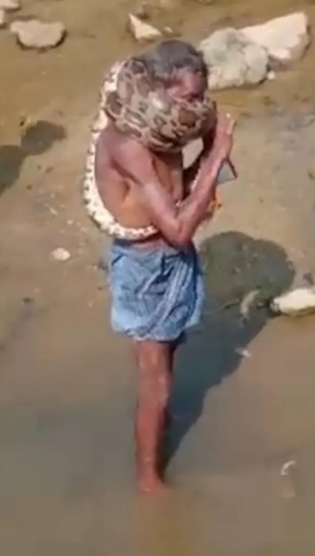 Dere yatağında bulduğu yılanı boynuna dolayan sarhoş adam, yaptığına bin pişman oldu