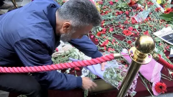 Bombalı saldırıda eski eşini ve kızını kaybeden oyuncu, olay yerinde gözyaşlarına boğuldu Bombalı saldırıda eski eşini ve kızını kaybeden oyuncu, olay yerinde gözyaşlarına boğuldu