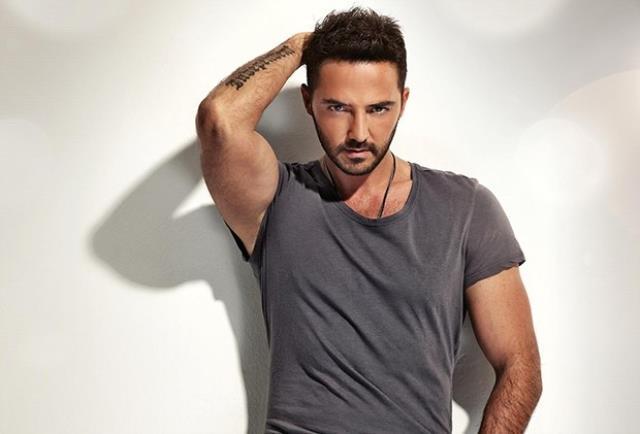 Şarkılarıyla bir dönem fırtına estiren Gökhan Özen, tarzıyla yıllara meydan okuyor Şarkılarıyla bir dönem fırtına estiren Gökhan Özen, tarzıyla yıllara meydan okuyor