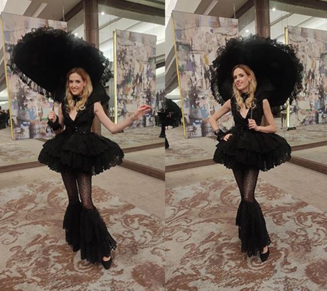 Siyah kuğu Wilma! Dantelli mini elbisesi ve şemsiyesiyle göz kamaştırdı Siyah kuğu Wilma! Dantelli mini elbisesi ve şemsiyesiyle göz kamaştırdı