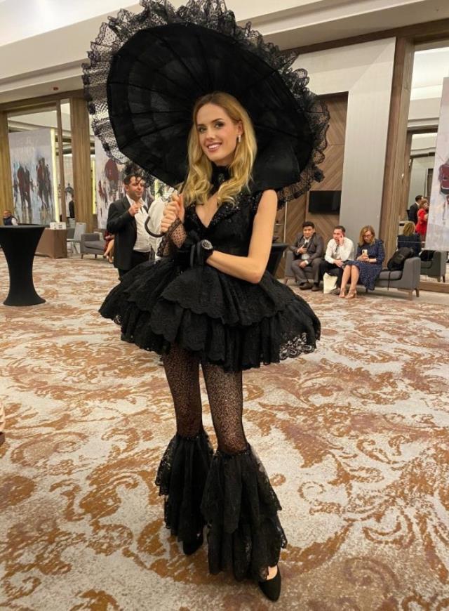 Siyah kuğu Wilma! Dantelli mini elbisesi ve şemsiyesiyle göz kamaştırdı Siyah kuğu Wilma! Dantelli mini elbisesi ve şemsiyesiyle göz kamaştırdı