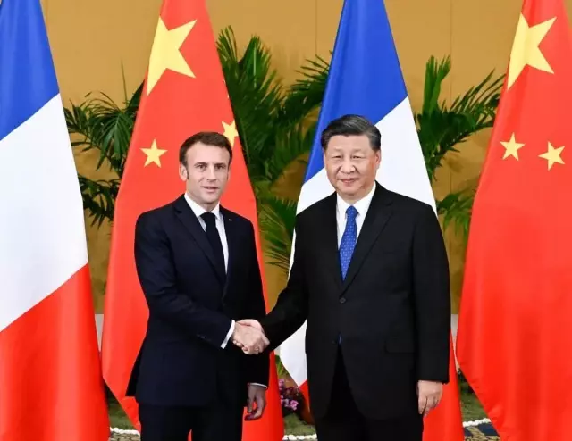 Xi, Fransa Cumhurbaşkanı Macron ile Görüştü Xi, Fransa Cumhurbaşkanı Macron ile Görüştü