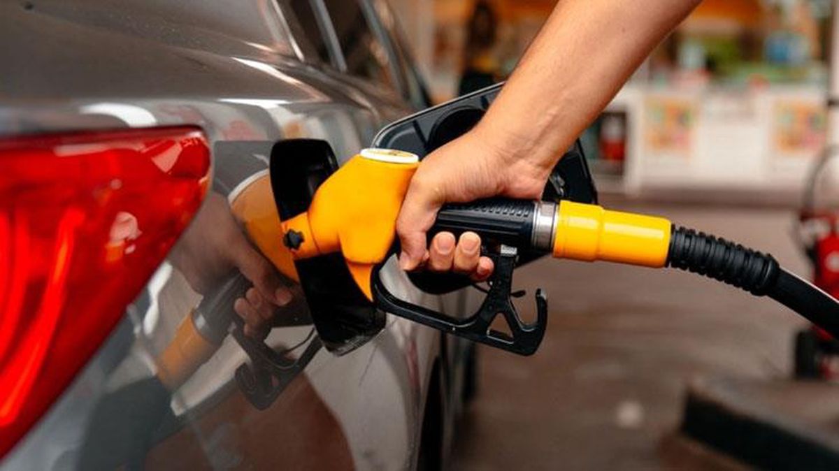 Araç sahipleri rahat bir nefes alacak! Benzine bu gece yarısından itibaren 77 kuruş indirim bekleniyor