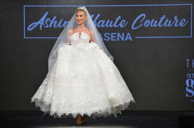 Dansı bırakarak moda sektörüne yönelen Asena, ilk defilesinde gözyaşlarına hakim olamadı