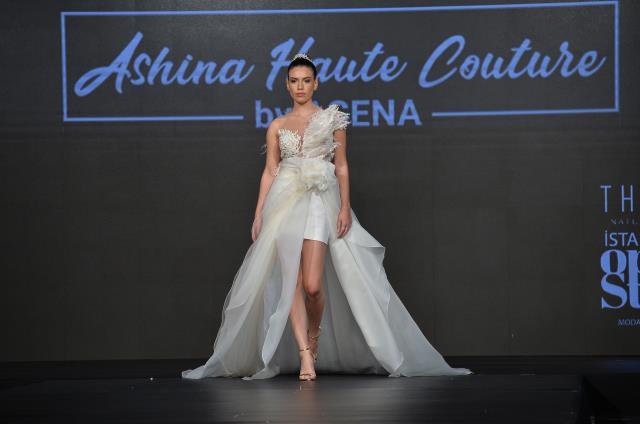 Dansı bırakarak moda sektörüne yönelen Asena, ilk defilesinde gözyaşlarına hakim olamadı