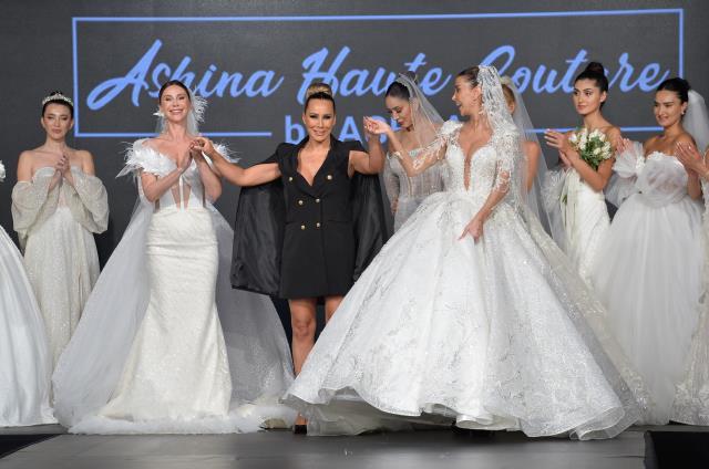 Dansı bırakarak moda sektörüne yönelen Asena, ilk defilesinde gözyaşlarına hakim olamadı