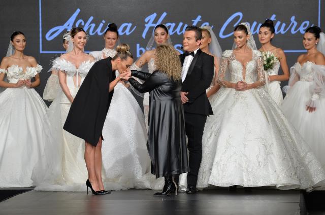 Dansı bırakarak moda sektörüne yönelen Asena, ilk defilesinde gözyaşlarına hakim olamadı