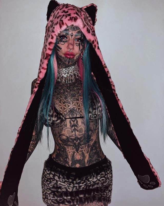 Dövme bağımlısı fenomen Amber Luke'u görenler çıplak zannetti! Bikinisi yok gibi Dövme bağımlısı fenomen Amber Luke'u görenler çıplak zannetti! Bikinisi yok gibi