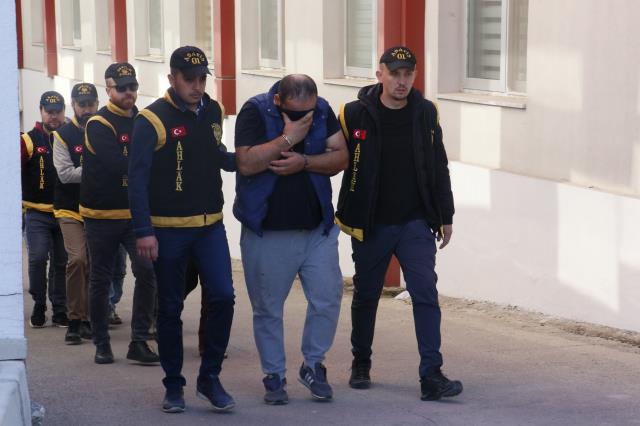 Fuhuş şebekesine şafak baskını! 'Karpuz tarlasında bekliyorum' şifresiyle haberleşmişler