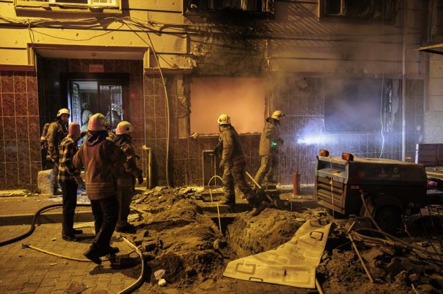 İstanbul Fatih'te bir binanın doğal gaz kutusunda patlama meydana geldi: 10 yaralı
