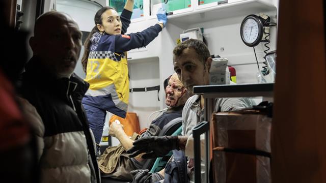 İstanbul Fatih'te bir binanın doğal gaz kutusunda patlama meydana geldi: 10 yaralı