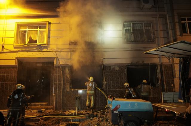 İstanbul Fatih'te bir binanın doğal gaz kutusunda patlama meydana geldi: 10 yaralı