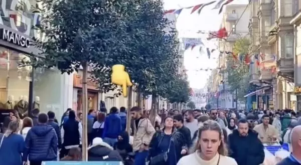 Terörist kadının İstiklal Caddesi'nde turistin kamerasına yansıdığı ortaya çıktı Terörist kadının İstiklal Caddesi'nde turistin kamerasına yansıdığı ortaya çıktı