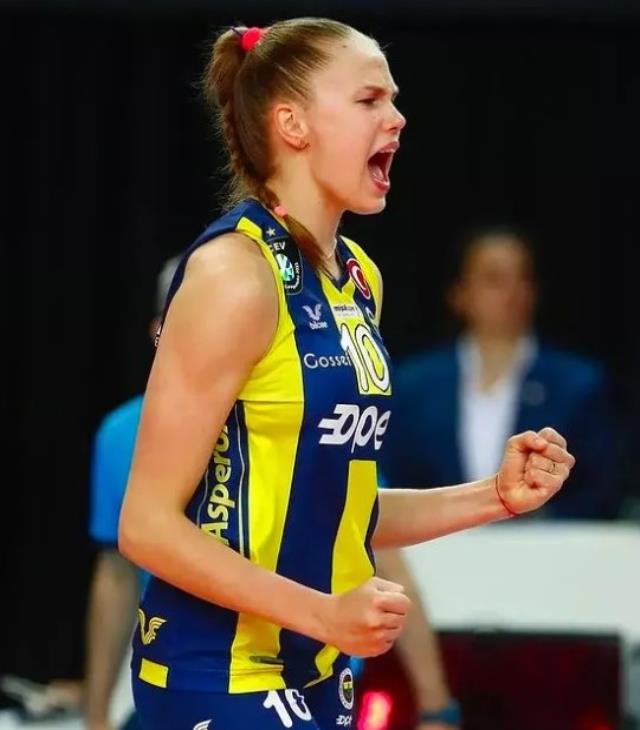 Türk erkeklerin ilgisinden yaka silken güzel voleybolcu, tek hamlesiyle sorunu kökünden çözdü