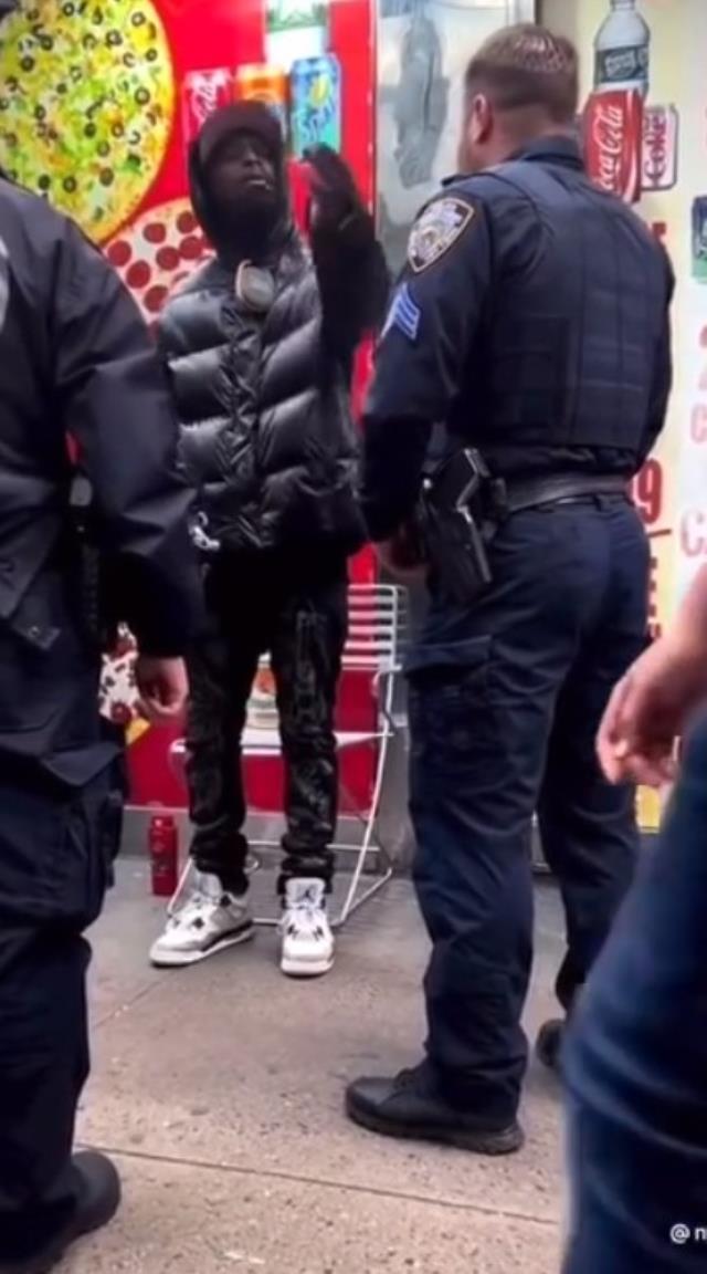 ABD'de siyahi adam, 'Şu kuşa bak' deyip polislerin elinden kaçtı