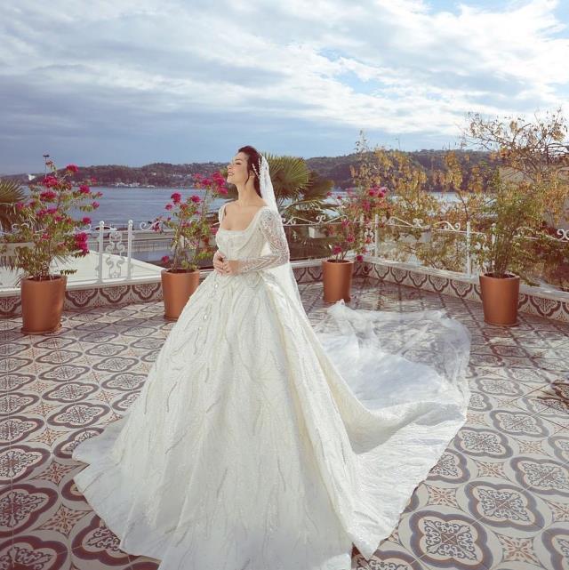 Boşanma kararının ardından her şeyi tek kalemde silen Merve Boluğur, gelinlikli fotoğraflarına kıyamadı Boşanma kararının ardından her şeyi tek kalemde silen Merve Boluğur, gelinlikli fotoğraflarına kıyamadı