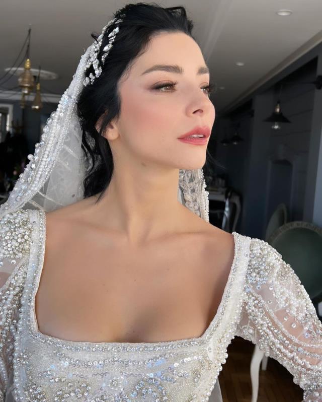 Boşanma kararının ardından her şeyi tek kalemde silen Merve Boluğur, gelinlikli fotoğraflarına kıyamadı Boşanma kararının ardından her şeyi tek kalemde silen Merve Boluğur, gelinlikli fotoğraflarına kıyamadı