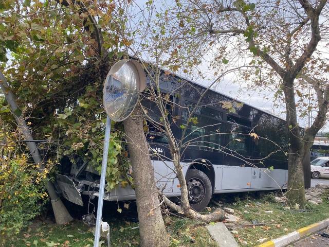 Kadıköy'de kontrolden çıkan metrobüs, yolun karşısındaki duvara çarptı: 2 yaralı