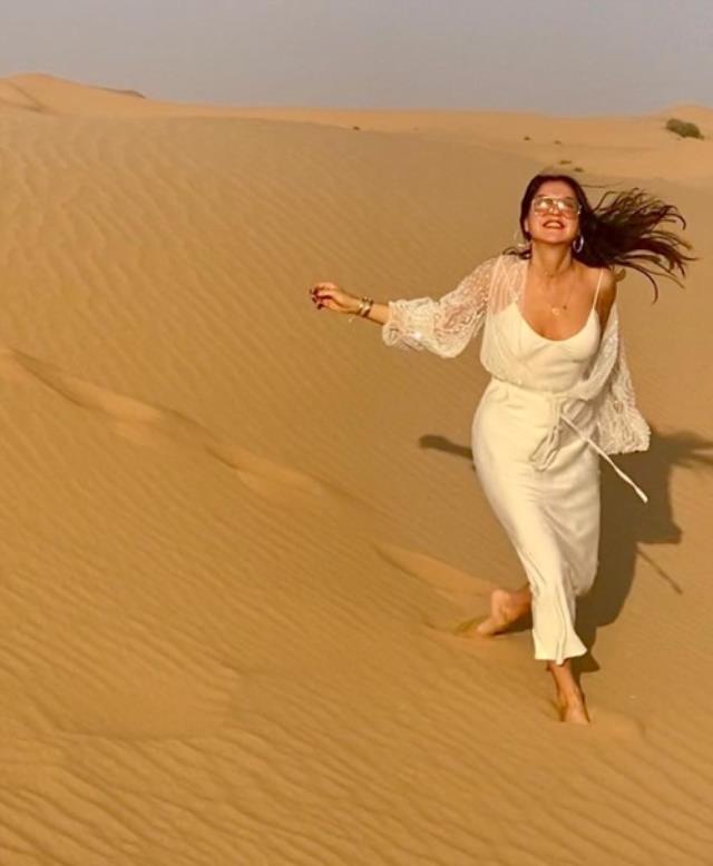 Yasak Elma'nın başrolü Şevval Sam, art arda çölde verdiği pozları paylaştı