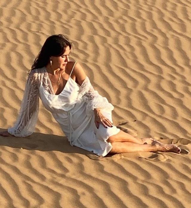 Yasak Elma'nın başrolü Şevval Sam, art arda çölde verdiği pozları paylaştı