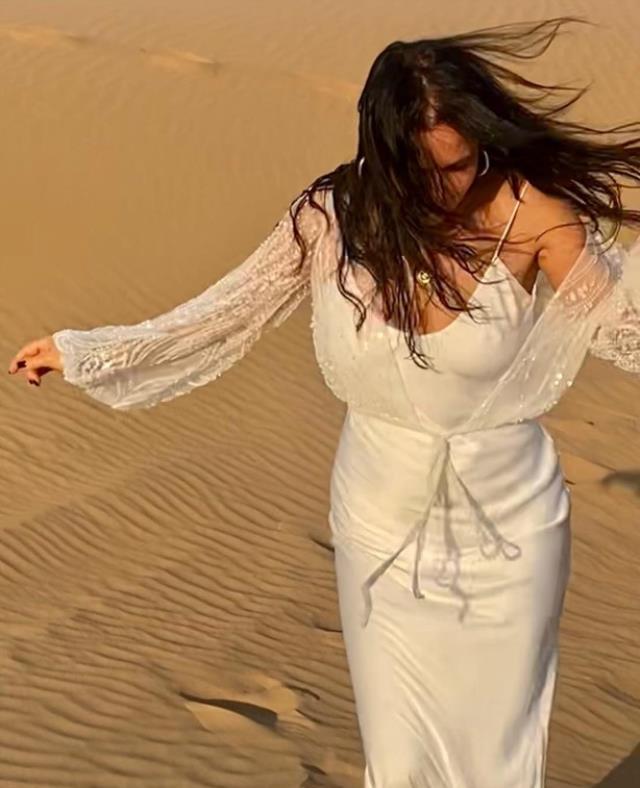 Yasak Elma'nın başrolü Şevval Sam, art arda çölde verdiği pozları paylaştı