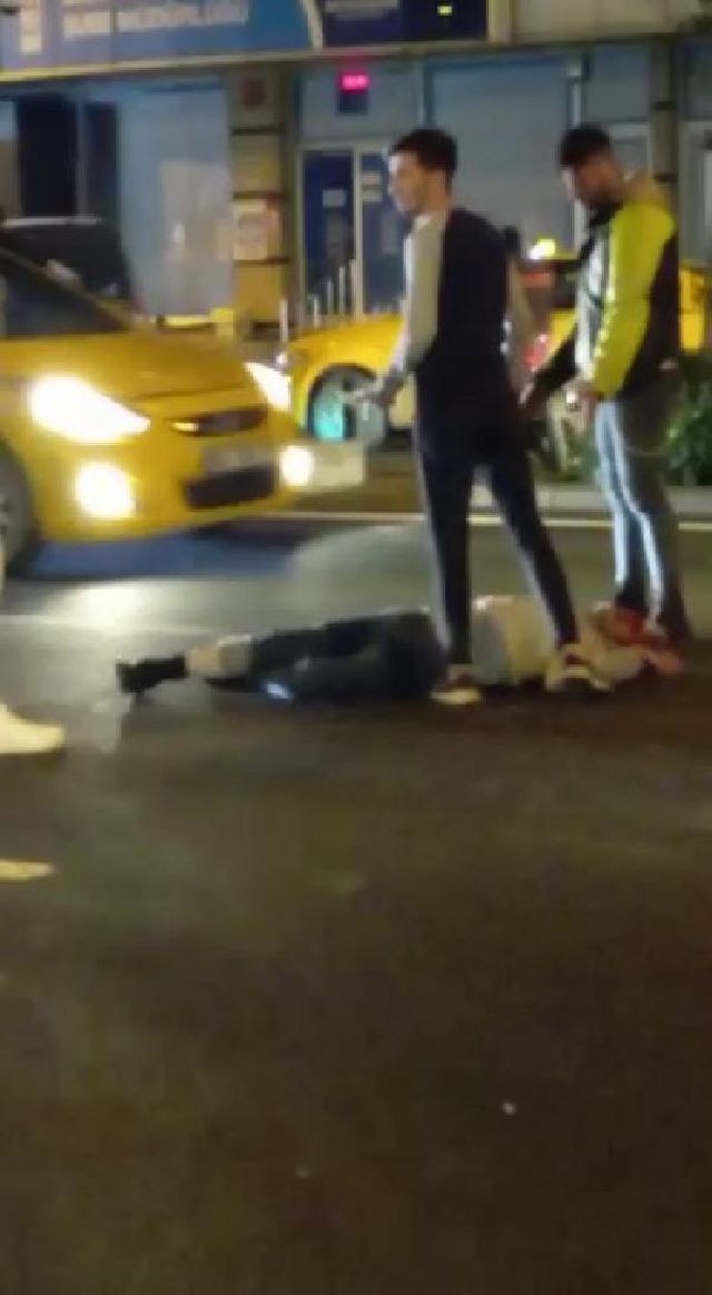 Esenyurt'ta yol ortasında kavga ettikleri kişiyi hastanelik olana kadar dövdüler