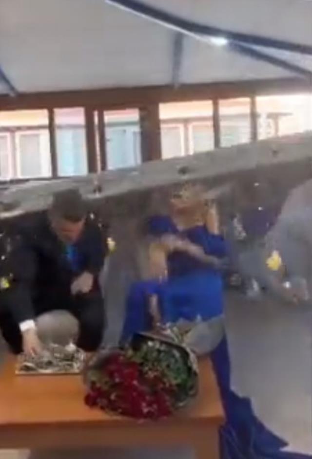 Gelin ve damadın en güzel günleri kabusa döndü: Üzerlerine yıkılan platformla neye uğradıklarını şaşırdılar