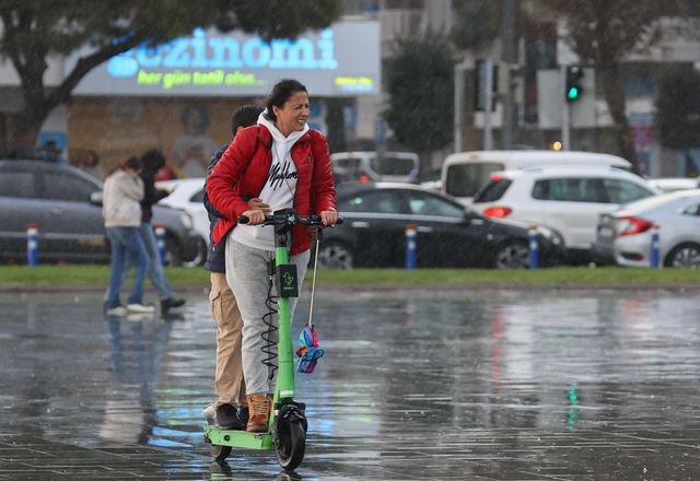 İzmir'de yağmur hasreti 79 gün sonra son buldu