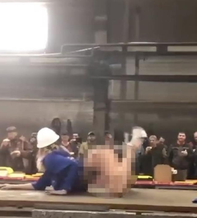 Rusya'da işçiler şantiyeye striptizci getirdi: Klasik müzik eşliğinde dans etti