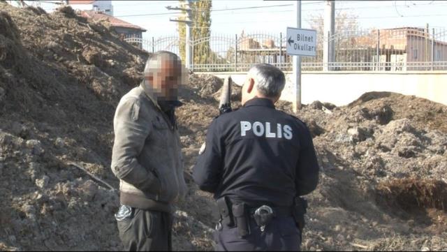Yürek sızlatan görüntü! Sokak hayvanlarına verilen yemeklerden yedi, yardım teklifini kabul etmedi Yürek sızlatan görüntü! Sokak hayvanlarına verilen yemeklerden yedi, yardım teklifini kabul etmedi