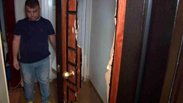 Kiracısıyla zam konusunda anlaşamayan ev sahibi, kapıyı balyozla kırdı