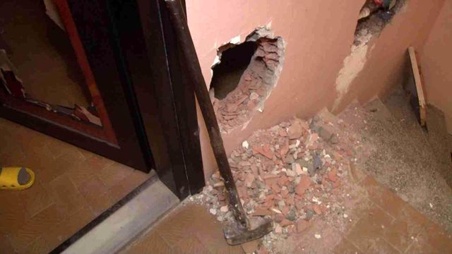 Kiracısıyla zam konusunda anlaşamayan ev sahibi, kapıyı balyozla kırdı