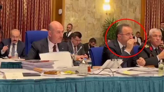 Bakan Soylu hararetli bir şekilde tartışırken yardımcısı istifini bozmadan yemek yemeye devam etti Bakan Soylu hararetli bir şekilde tartışırken yardımcısı istifini bozmadan yemek yemeye devam etti