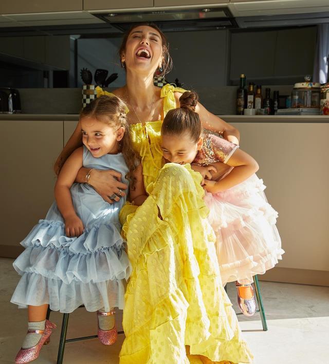 Berkay Şahin'in kızının yüzüne dolap kapağı düştü! Yaralanan evladını paylaşan anne, ateş püskürdü