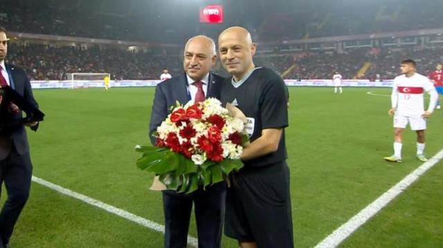 Düdüğü bu kez kendisi için çaldı! Cüneyt Çakır işte böyle hakemliğe veda etti