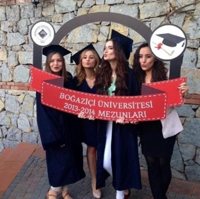 Fahriye Evcen'in arkadaşları tarafından boş bırakılan üniversite yıllığı yeniden gündem oldu Fahriye Evcen'in arkadaşları tarafından boş bırakılan üniversite yıllığı yeniden gündem oldu