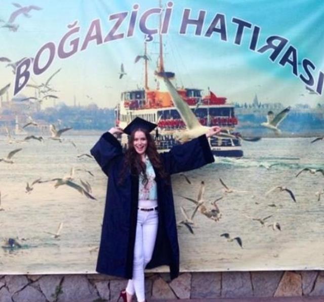 Fahriye Evcen'in arkadaşları tarafından boş bırakılan üniversite yıllığı yeniden gündem oldu Fahriye Evcen'in arkadaşları tarafından boş bırakılan üniversite yıllığı yeniden gündem oldu