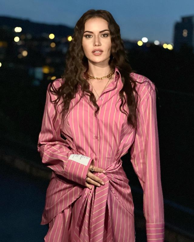 Fahriye Evcen'in arkadaşları tarafından boş bırakılan üniversite yıllığı yeniden gündem oldu Fahriye Evcen'in arkadaşları tarafından boş bırakılan üniversite yıllığı yeniden gündem oldu