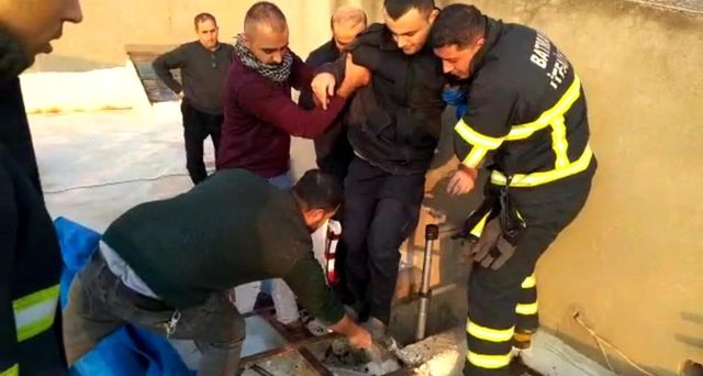 Havalandırma boşluğuna düşen genç, sigaranın derdine düştü Havalandırma boşluğuna düşen genç, sigaranın derdine düştü