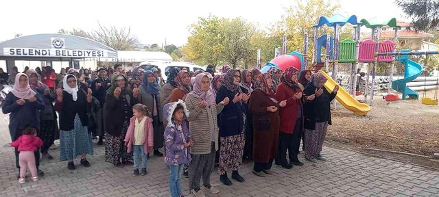 Selendi Halılar Mahallesi'nde vatandaşlar yağmur duasına çıktı