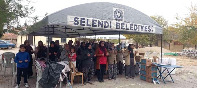 Selendi Halılar Mahallesi'nde vatandaşlar yağmur duasına çıktı