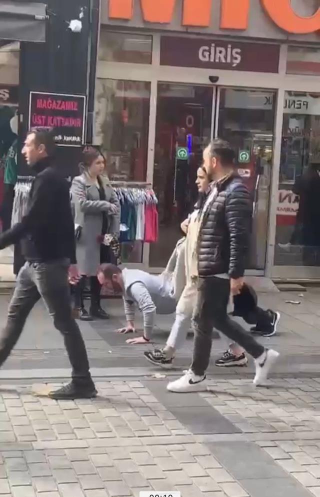 Yanındaki kadın cadde ortasında şınav çektirdi, görenler şaşkına döndü