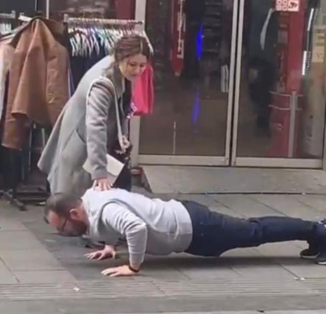 Yanındaki kadın cadde ortasında şınav çektirdi, görenler şaşkına döndü