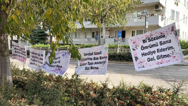 Bursa'da eşine kendisini affettirmek için çalıştığı marketin karşısına pankart astı
