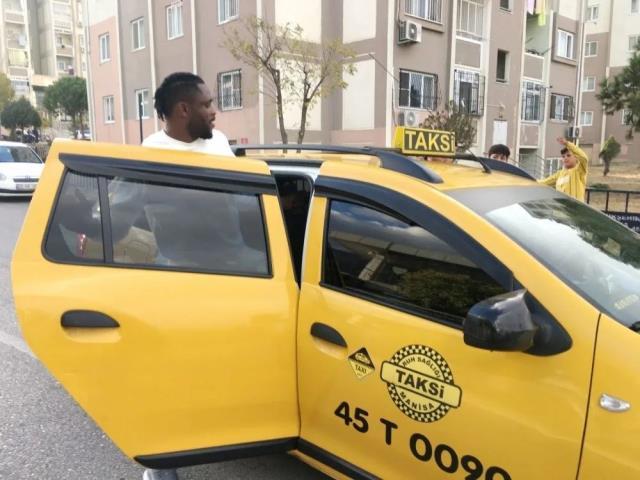 Manisa'daki maçta şaka gibi olay! Nijeryalı forvet duşta unutuldu, vatandaşlar yardım etti