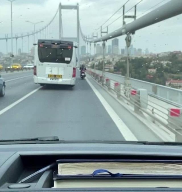15 Temmuz Şehitler Köprüsü'nde İETT otobüsü, motosikletliye siper oldu