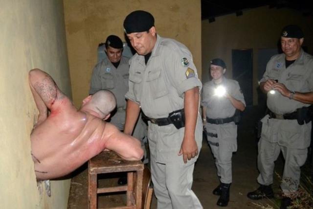 Acı çığlığa koşan gardiyanlar, manzarayı gördüğünde gülme krizine girdi Acı çığlığa koşan gardiyanlar, manzarayı gördüğünde gülme krizine girdi