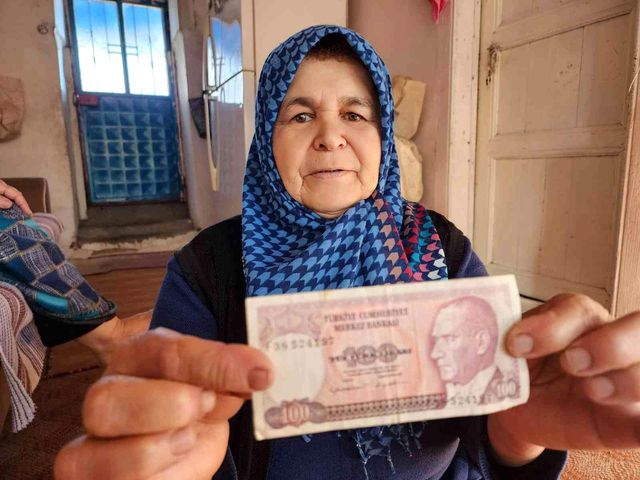Ahırına giren Asiye teyze, kaldırdığı örtüden fışkıran paralar nedeniyle sevinçten havaya uçtu