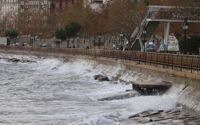 İstanbul'da yağmur ve şiddetli rüzgar başladı